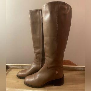 Tory Burch Fulton Tomo Gray Brown Gold Logo 9.5